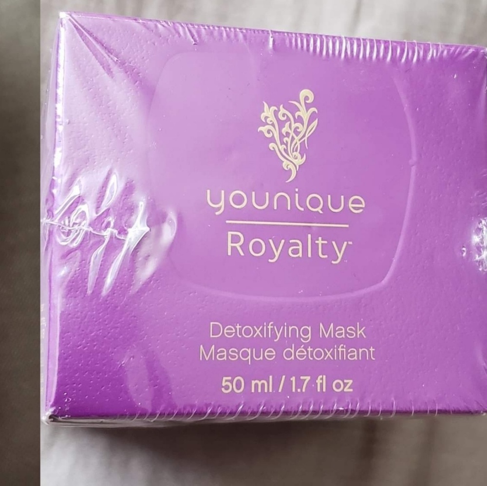 Younique Royal Detoxifying Mask. New sealed box